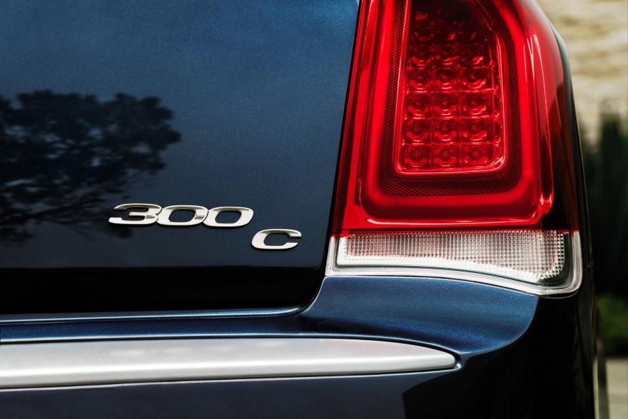  Chrysler 300C Platinum 2015 года  (фото 10 из 47)